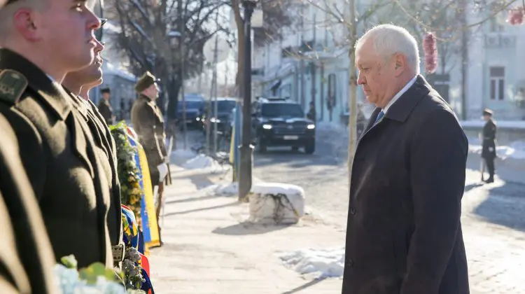 Alexandru Munteanu aduce omagiu soldaților ucraineni, la Kiev: Sacrificiul lor reamintește cât de prețioasă este viața