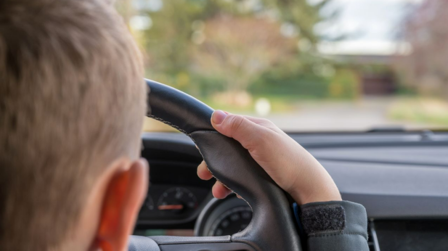 România: o mamă, a fost grav rănită după ce fiul ei de 11 ani a pornit mașina în care se afla
