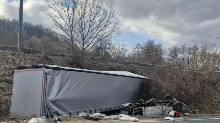 VIDEO Tragedie pe o autostradă din România: tată și doi copii, uciși într-un accident cu un TIR