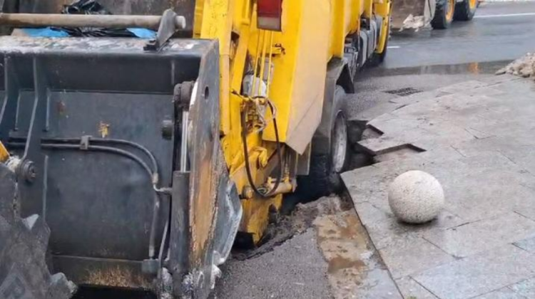 VIDEO Gropile din Galați ating un alt nivel: o mașină de gunoi a rămas blocată exact în craterul urban