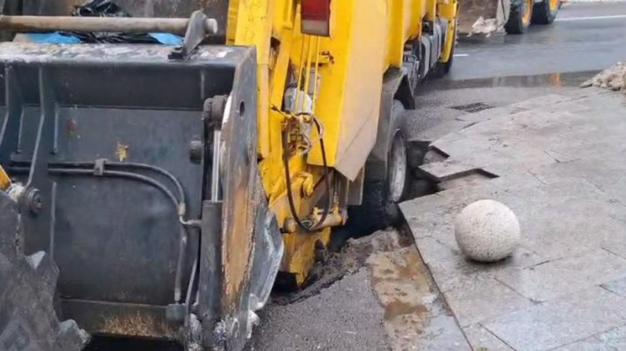 VIDEO Gropile din Galați ating un alt nivel: o mașină de gunoi a rămas blocată exact în craterul urban