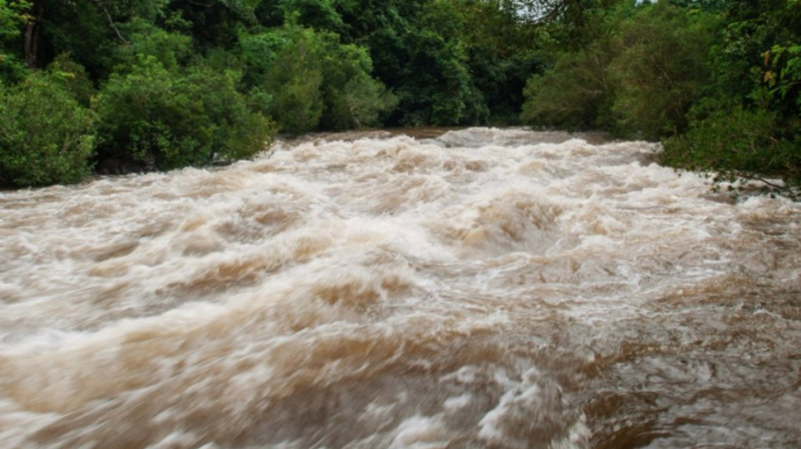 România sub ape: Cod portocaliu și galben de inundații în mai multe județe