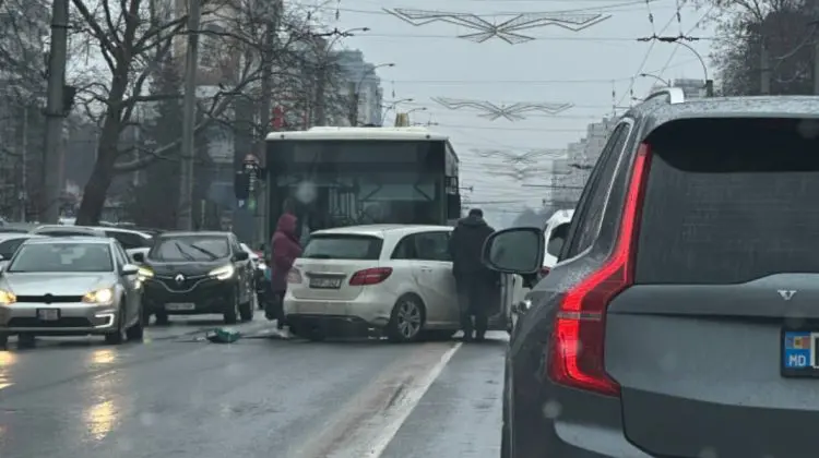 VIDEO Impact puternic în Chișinău! Un autobuz și un autovehicul, implicate într-un accident