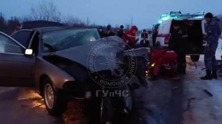Șofer blocat într-un BMW după un accident în Tiraspol: salvatorii au intervenit pentru a-l descarcera