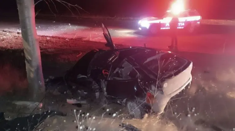 Accident grav la Sîngerei: Un tânăr fără permis a murit după ce a intrat cu mașina într-un copac