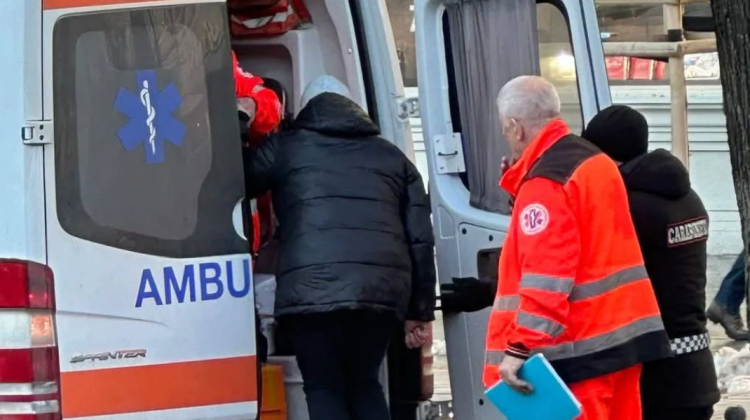 O femeie, tamponată de trotinetă în centrul Chișinăului. A fost necesară intervenția ambulanței