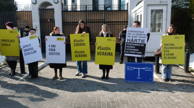 VIDEO Manifestație la ambasada rusă din Chișinău, la patru ani de război: Crimele să fie documentate și recunoscute