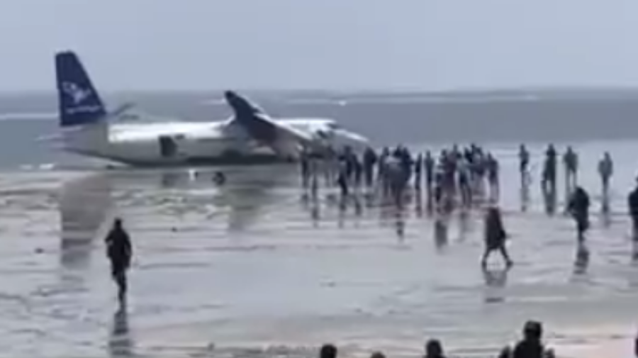 VIDEO Momente de groază în Somalia: avion cu 55 de pasageri, prăbușit la câteva minute de la decolare