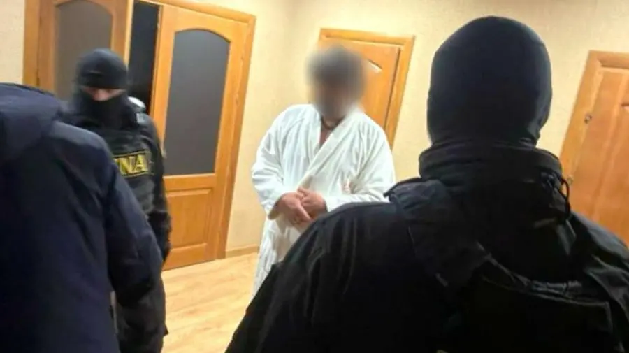 S-a trezit cu CNA la ușă! Un bărbat din Chișinău, reținut într-un dosar de finanțare ilegală a partidelor