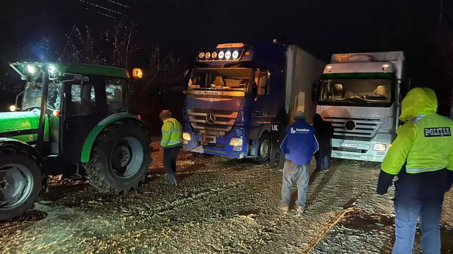 Camioane blocate pe carosabil din cauza ghețușului, deblocate de polițiștii de frontieră și drumari