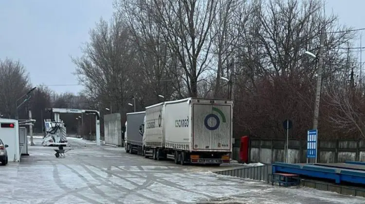 Punctele de trecere a frontierei activează normal, însă camioanele au restricții la PTF Costești din cauza ghețușului
