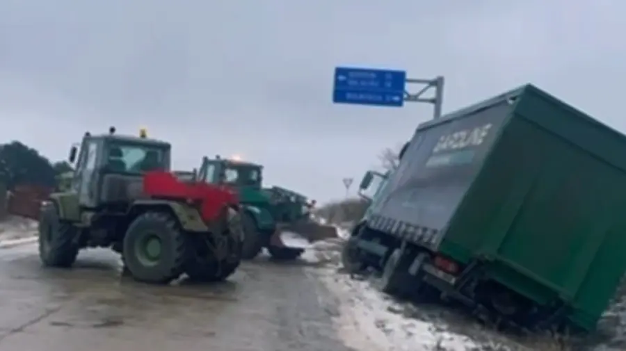 Drumuri alunecoase în țară! La Anenii Noi, drumarii au intervenit pentru a remorca camioanele derapate