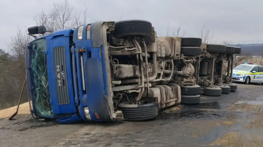 VIDEO Un camion încărcat cu 27 de tone de grâu s-a răsturnat la Ungheni. Șoferul, transportat la spital