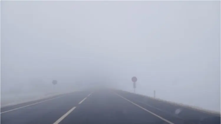 Șoferi, atenție! Pe traseul național M3, sectorul Cimișlia-Comrat, vizibilitatea este redusă din cauza ceții