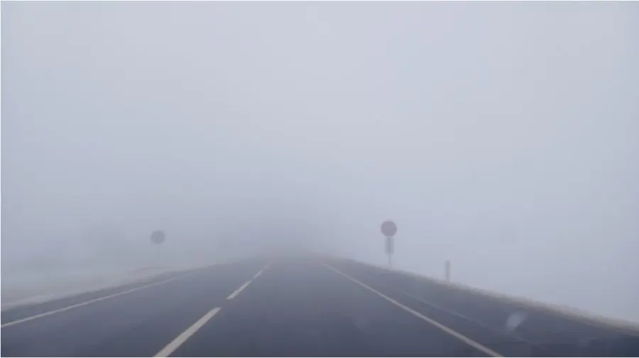 Șoferi, atenție! Pe traseul național M3, sectorul Cimișlia-Comrat, vizibilitatea este redusă din cauza ceții