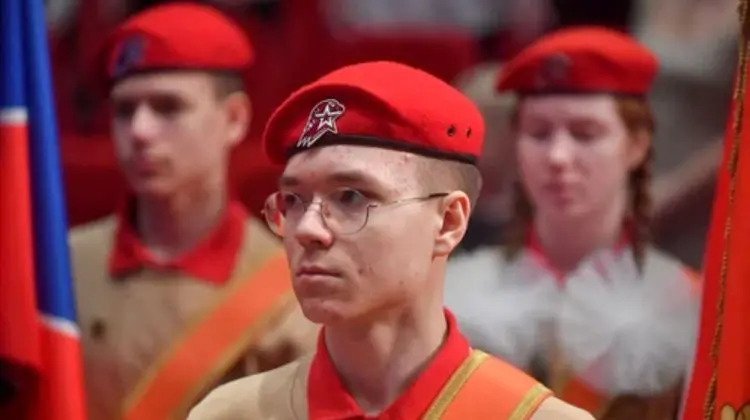 Mii de ruși își retrag copiii din școli și aleg educația la domiciliu pe fondul propagandei militare