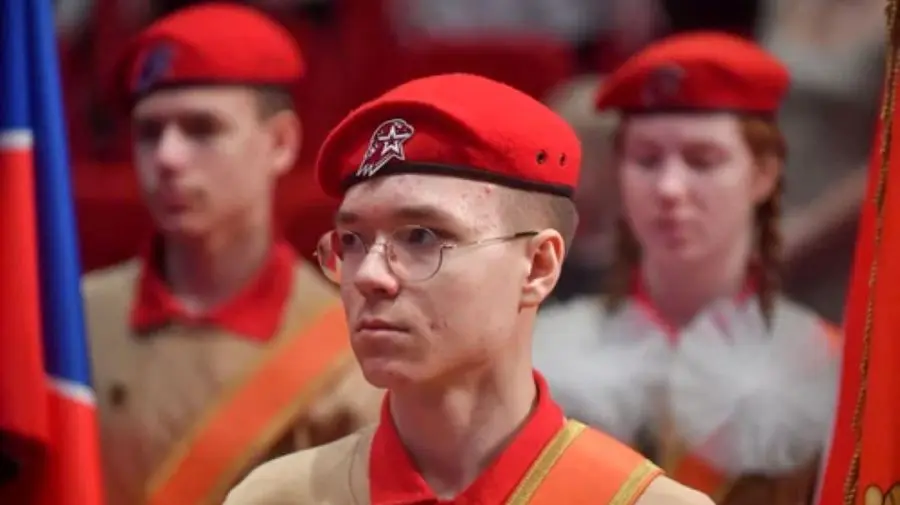 Mii de ruși își retrag copiii din școli și aleg educația la domiciliu pe fondul propagandei militare