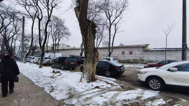 Locuri de parcare din Chișinău, blocate de automobile abandonate. Autoritățile iau măsuri