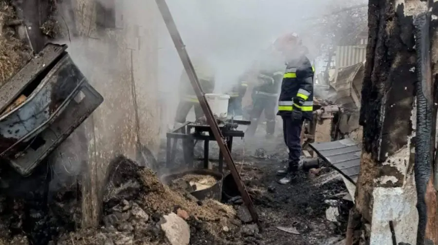 FOTO cu locuința de la Ulmu mistuită de flăcări. Pompierii au ajuns pe jos la fața locului