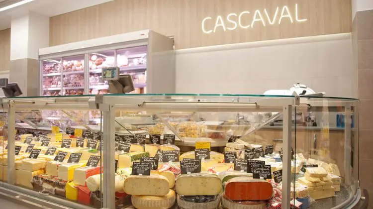 Italia: Bărbat prins cum ciugulea vârfurile celor mai scumpe brânzeturi din supermarket