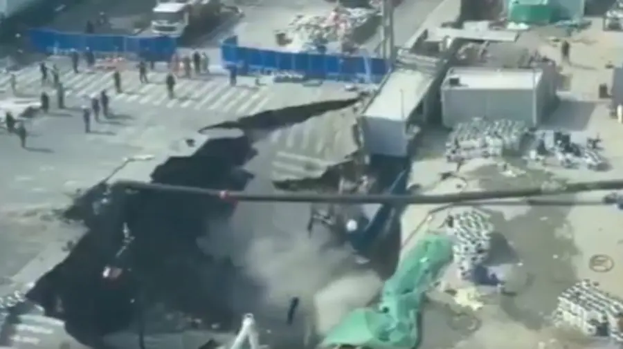 VIDEO Un drum intens circulat din Shanghai s-a surpat, formând un crater uriaș