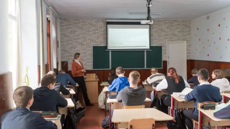 Școlile cu peste 400 de elevi vor fi obligate să treacă la autogestiune financiară