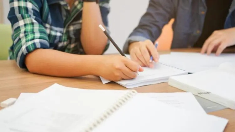 Elevii de clasa a IX-a beneficiază de lecții suplimentare gratuite la matematică și română