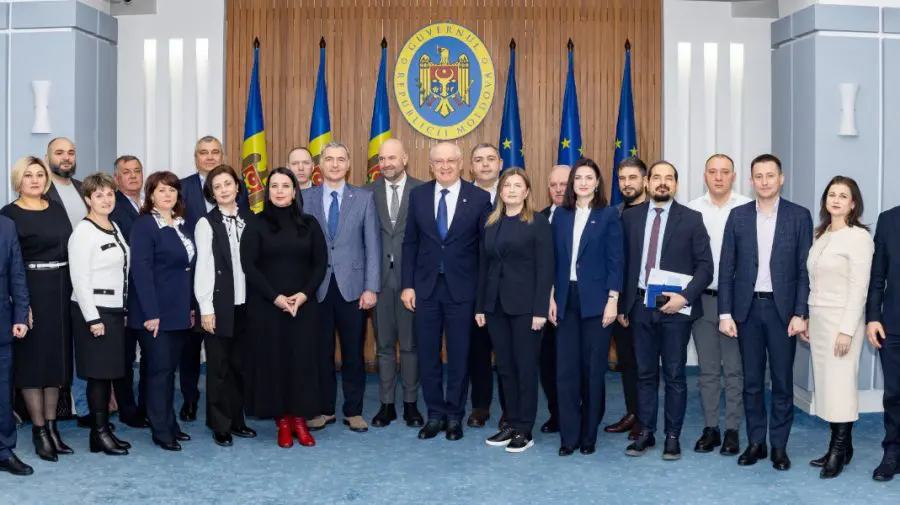 Premierul Munteanu a avut o întâlnire cu 16 primari din suburbiile Chișinăului. Despre ce au discutat