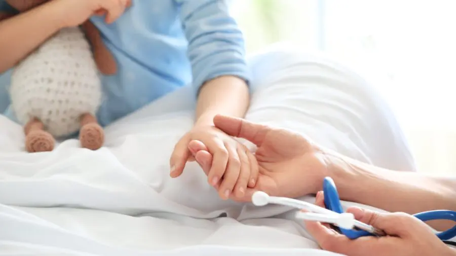 O fetiță de 12 ani a ajuns la spital, după ce a fost mușcată de un câine