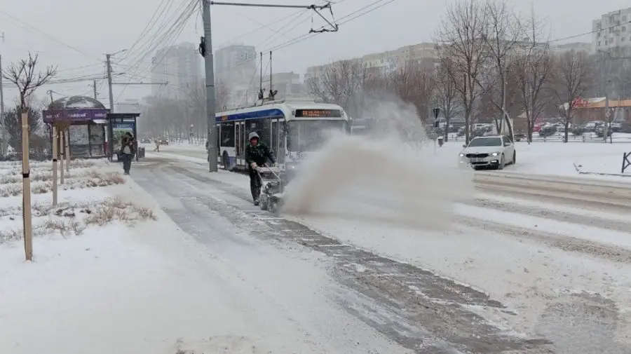 Străzile capitalei, curățate în continuu. Muncitorii intervin și manual