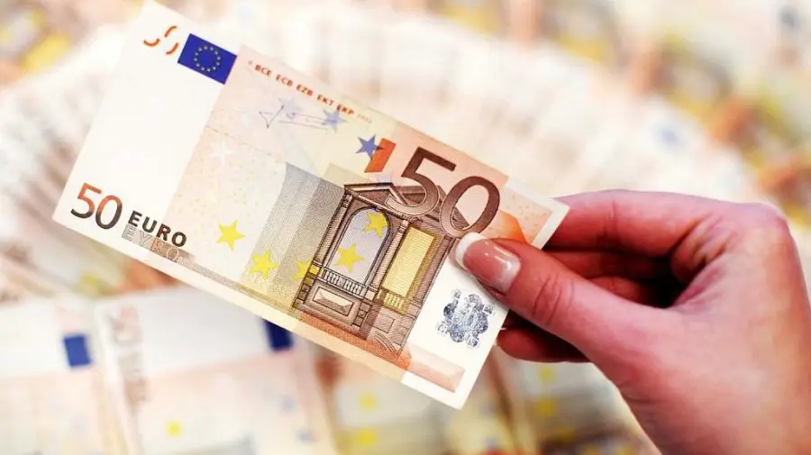 Curs valutar 3 aprilie 2026: Cât valorează un euro și un dolar