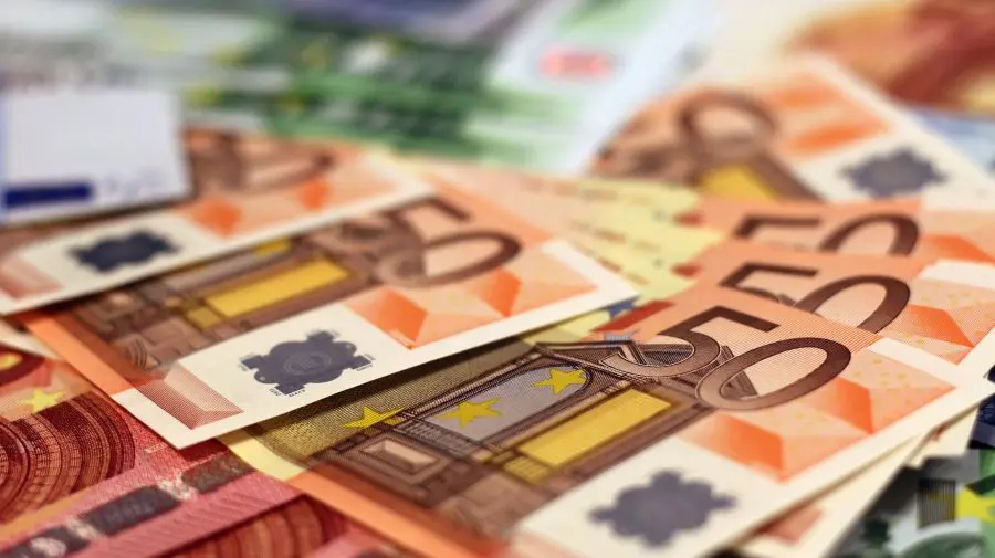 Curs valutar 4 februarie 2026: Cât valorează un euro și un dolar