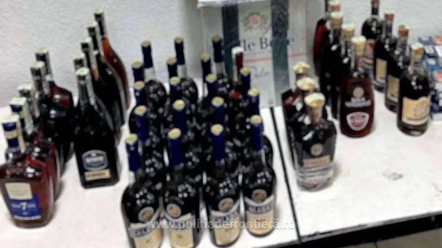 Zeci de sticle cu divin, confiscate la Albița. Doi bărbați le transportau în România