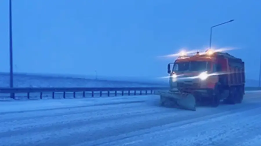 VIDEO Autoritățile intervin pe drumurile naționale: 80 de utilaje și 89 de muncitori în acțiune
