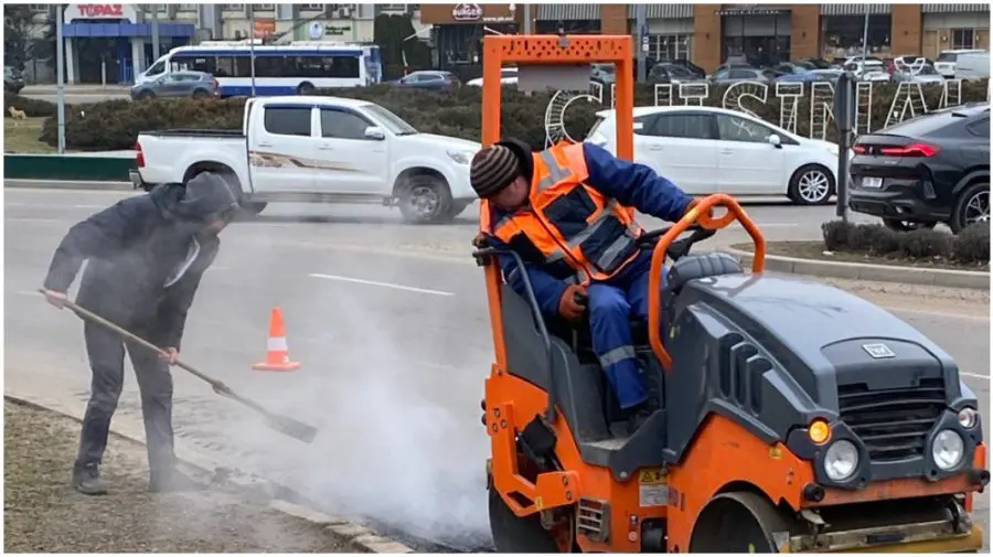 Restricții de trafic pe șoseaua Muncești. Drumari continuă lucrările de reparație a carosabilului