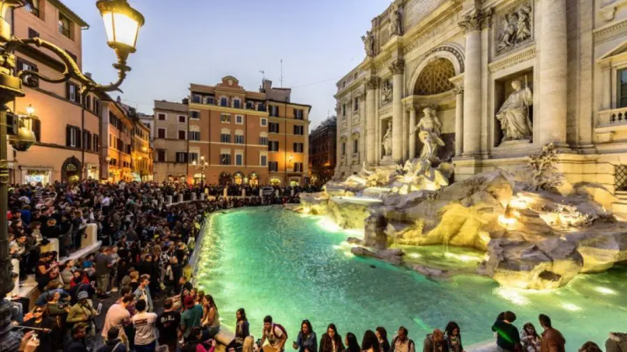 Celebra Fontana di Trevi din Roma introduce pentru prima dată o taxă pentru turiștii care vor să își pună o dorință