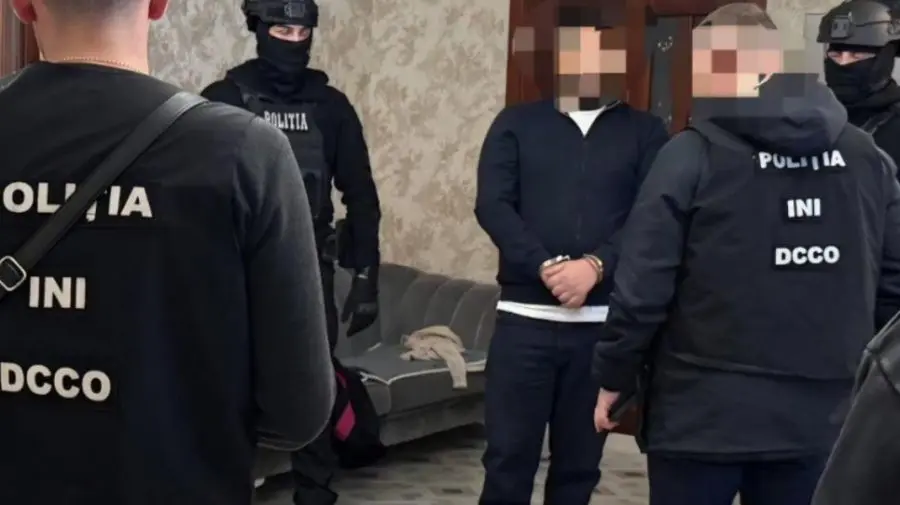 VIDEO Doi frați gemeni, cercetați pentru șantaj: Au cerut 9.000 de euro de la un tânăr, după un joc de poker
