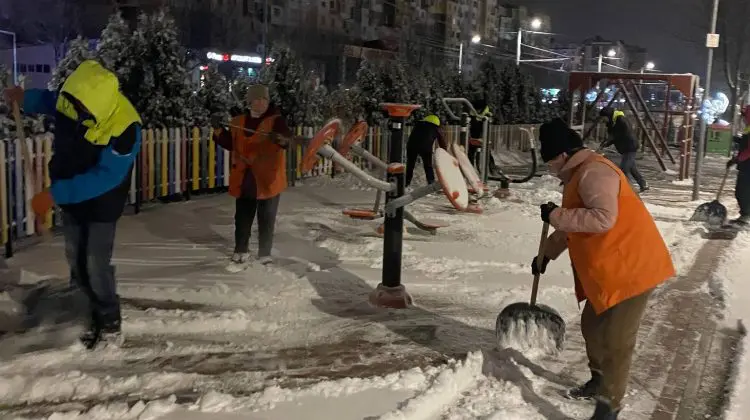VIDEO Drumarii au intervenit noaptea pe traseele din Chișinău. Ceban: Activitatea în instituții se desfășoară normal