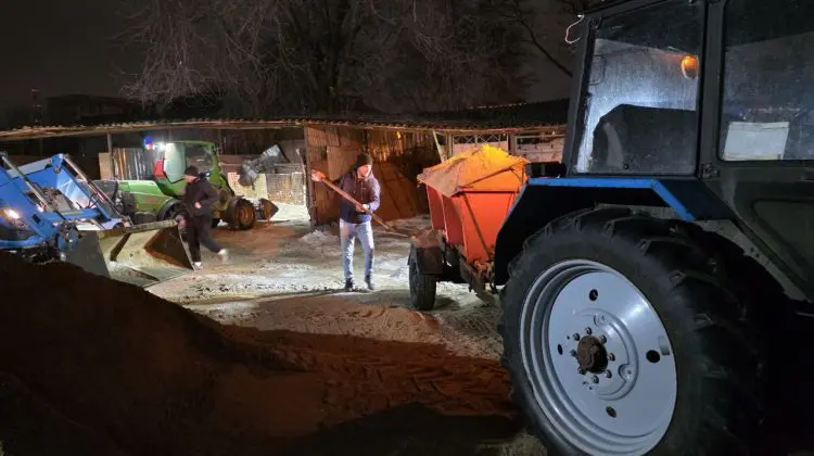 Serviciile municipale, mobilizate în teren. Suburbiile, aprovizionate cu material antiderapant