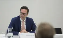 Decizia CC împarte opiniile: Opoziția cere demisia lui Herman von Hebel, PAS vrea continuarea vettingului