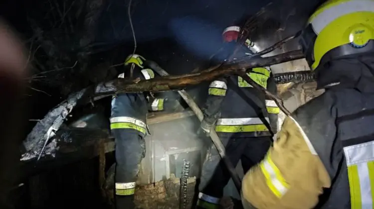 Incendiu puternic în nordul țării, provocat de o țigară nestinsă: O femeie a ajuns la spital cu arsuri