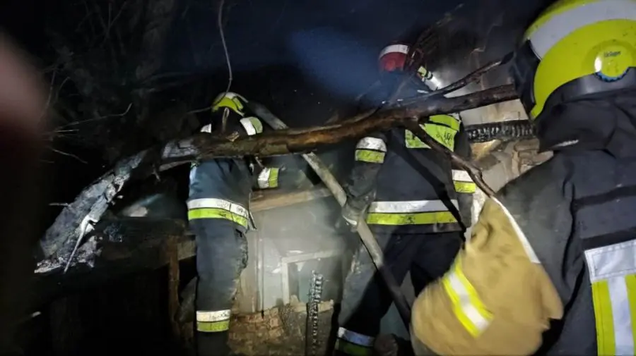 Incendiu puternic în nordul țării, provocat de o țigară nestinsă: O femeie a ajuns la spital cu arsuri