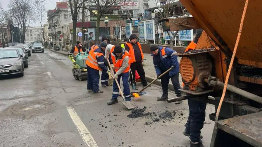 FOTO Serviciile municipale intervin nonstop: Repară drumurile afectate de condițiile meteo