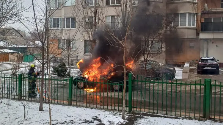 VIDEO Flăcări puternice într-o curte din sectorul Botanica. O mașină a fost cuprinsă de foc
