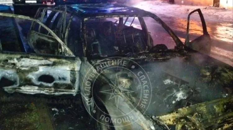 FOTO Ghinion pentru un șofer din Transnistria: Un incendiu i-a distrus complet mașina