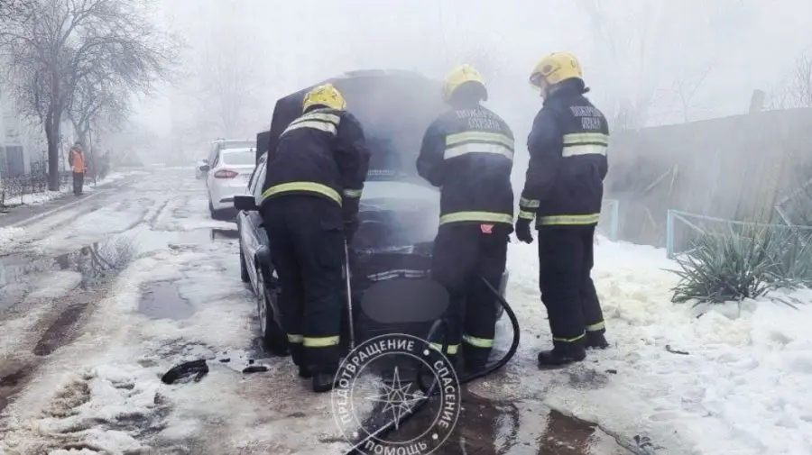 Clipe de coșmar pentru o șoferiță. Mașina i-a fost cuprinsă de foc după ce a dus copii la grădiniță