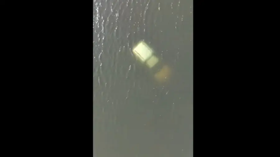 Mașina prăbușită sub gheața Lacului Ghidighici nu a fost încă scoasă. Ce spune IGSU