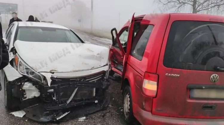 FOTO Două mașini s-au lovit grav în apropierea unei benzinării. Unul dintre șoferi a fost dus la spital