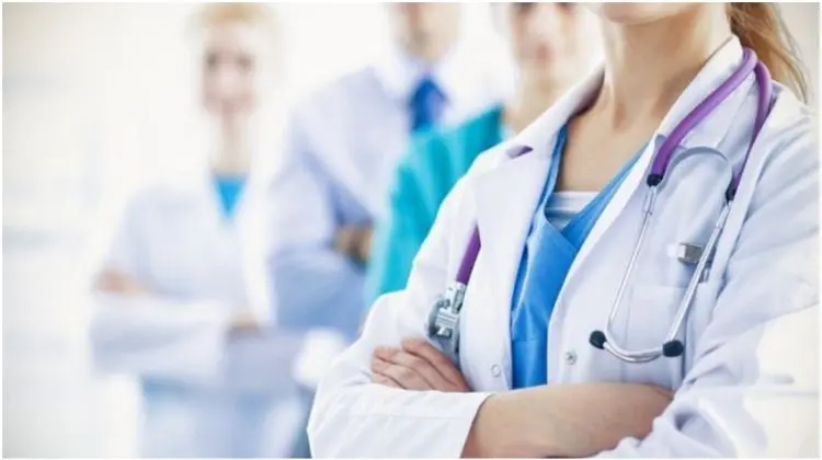Peste 3.500 de lucrători medicali fac naveta la serviciu. Statul le compensează transportul