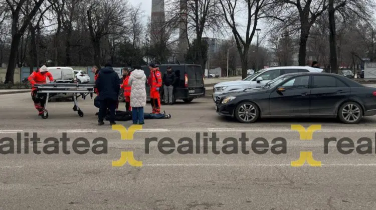 Impact violent în Chișinău: Un minor de 15 ani, lovit de o mașină. Imagini VIDEO de la fața locului